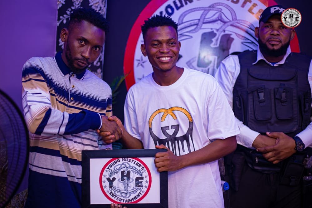 img 20220518 wa00003833640318353678580 Fast-rising musical art @2hitz dg officially joined the Young Hustlers Entertainment (YHE) label team. The press conference for his official signing was held in Ikorodu, Lagos, on the 16th of May 2022. The CEO of YHE in the person of Mr Ezekiel Adams couldn’t hold his enthusiasm as he bits with the people of the press about how the brand started and how far the brand has moved and also in the entertainment industry in Nigeria and overseas. He also talks about his reason for having the Warri born @2hitz_dg joining his label. It was all joy for @2hitz_dg, sharing what it meant to him to become a member of the great entertainment body. He also vowed to release back to back great music from his deep well of talent. Fans await his new hit single featuring another banger artist @Tdollarskebe dropping soon.